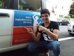 Bild vergrößern: Dem Jugendlichen aus Syrien wird durch die Mobile Jugendbetreuung Würzburg eine neue Chance eröffnet