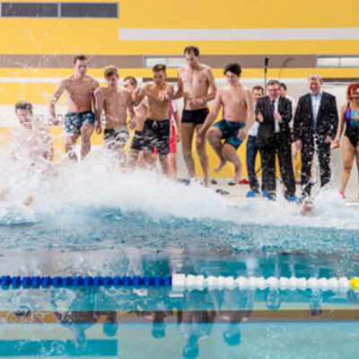 Bild vergr&ouml;&szlig;ern: Schwimmbad-Einweihung106