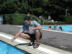 Bild vergrößern: Kontrolle muss sein: Hygienekontrolleur Günter Heilmann entnimmt eine Wasserprobe in einem Freibad.
