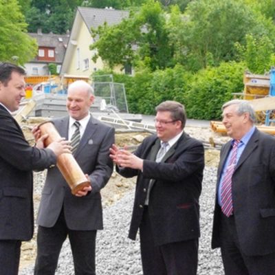 Bild vergr&ouml;&szlig;ern: Grundsteinlegung Schwimm- und Sportzentrum Ochsenfurt