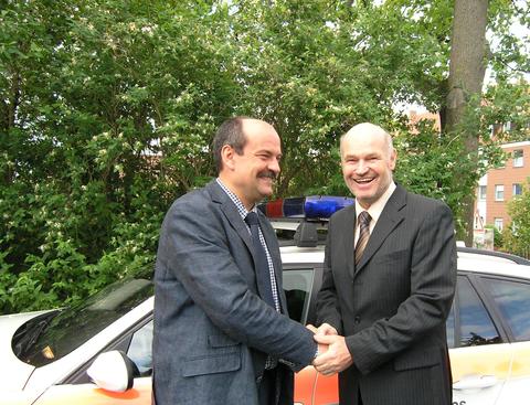 Bild vergrößern: Landrat Eberhard Nuß (r.) gratuliert Paul Justice zu seiner Wahl zum stellvertretenden Vorsitzenden der Arbeitsgemeinschaft der Zweckverbände für Rettungsdienst und Feuerwehralarmierung in Bayern.
