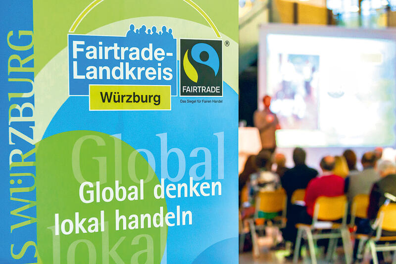 Bild vergrößern: Seit 2016 ist der Landkreis Würzburg Fairtrade-Landkreis und unterstützt somit gemeinsam mit den sieben Fairtrade-Gemeinden den Gedanken des fairen Handels und der Nachhaltigkeit.