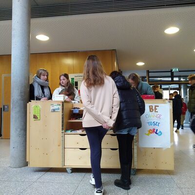 Fairer Verkauf in der Aula des Gymnasiums Veitsh&ouml;chheim