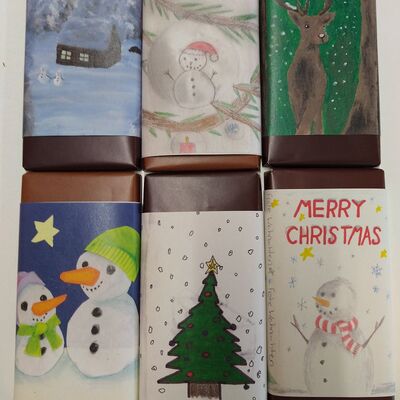 Weihnachtsschokolade mit selbst gestalteten Banderolen