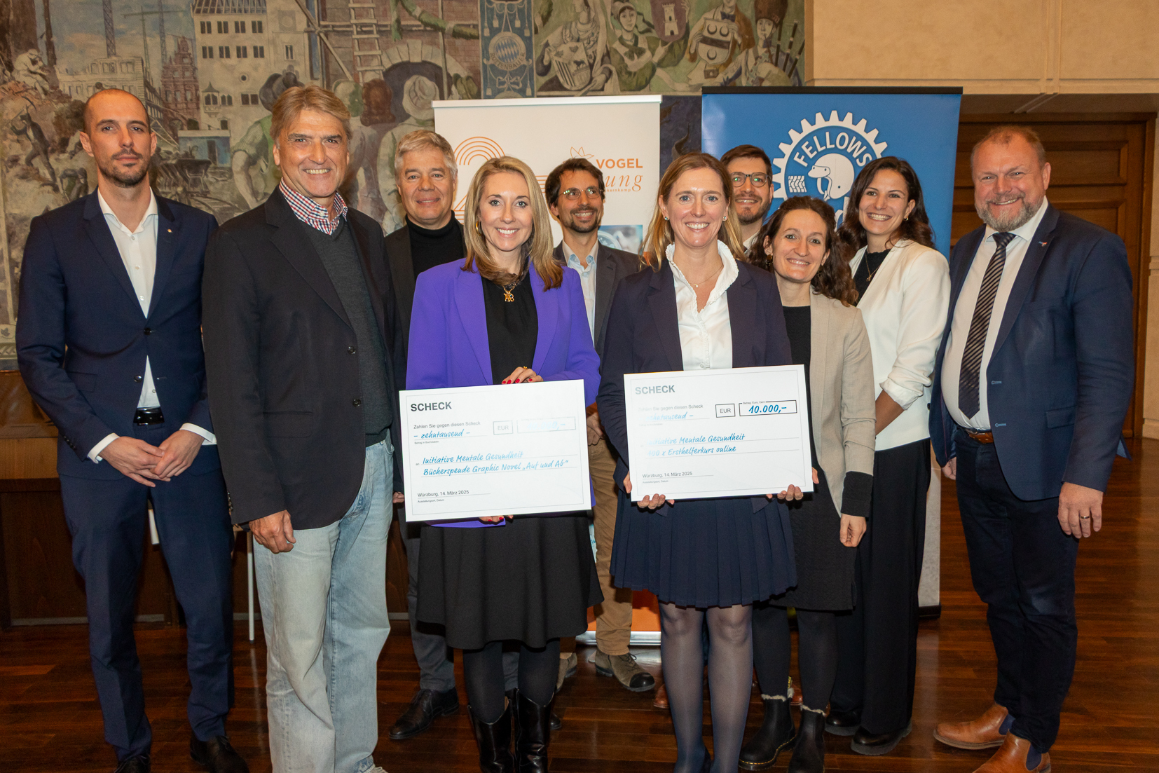 Bild vergr&ouml;&szlig;ern: Bild (v.li.) Jonas Hemrich (R&uuml;ttinger-Stiftung), Dieter Schneider (Fellows Ride), Dr. Gunther Schunk (Vogel Stiftung), Anna Stolz (bayr. Kultusministerin), Dr. Tobias M&uuml;hling (Graphic Novel), Judith Roth-J&ouml;rg (B&uuml;rgermeisterin), Dr. Georg Ziegler (UKW), Prof. Dr. Andrea Reiter (DZPP), Lisa Demar (THWS) und Landrat Thomas Eberth.