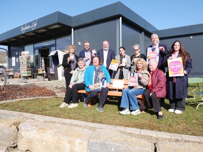 &Uuml;bergabe Orangefarbene Wanderbank in Eisenheim by Christian Schuster