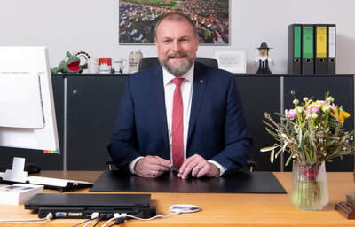 Landrat Thomas Eberth am Schreibtisch