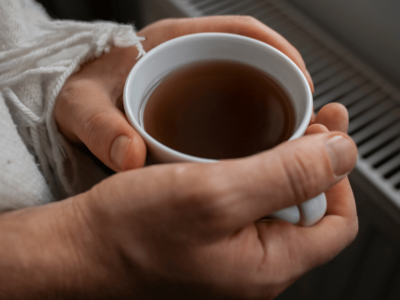 Frau-mit-w&auml;rmender-Teetasse