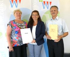 Die beiden Jubilare mit stv. Landr&auml;tin Christine Haupt-Kreutzer in der Mitte.