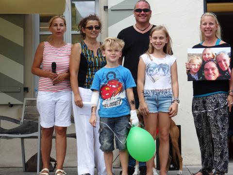 Bild vergrößern: Einen Gutschein für einen Kurzurlaub im Rhönparkhotel gewann die Familie Obermeier aus Hettstadt mit ihrem Familienfoto, das künftig den Familienwegweiser des Landkreises zieren wird.
