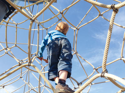 junge auf kletterger&uuml;st