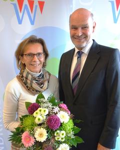 Bild vergrößern: Mit einem Blumenstrauß begrüßte Landrat Eberhard Nuß die frisch vereidigte Kreisrätin Ute Schnapp im Kreistag.