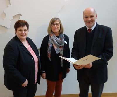 Heike Goldstein, Marlene Scholz, Landrat Eberhard Nu&szlig; - 25. Dienstjubil&auml;um                        
