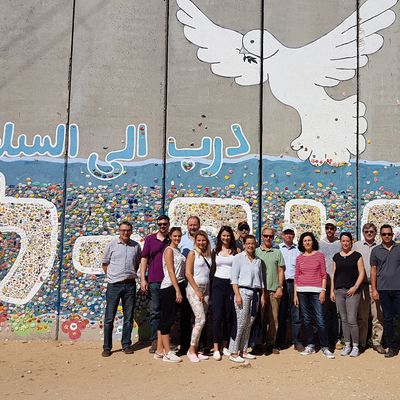 Bild vergrößern: Gruppenfoto vor Friedensmosaik1