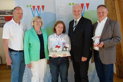 Weltrotkreuztag - BRK-Kuchen für Landrat Eberhard Nuß