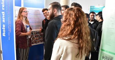 Jugendliche informieren sich über die Ausstellung "Only Human"