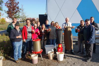 Landrat Nu&szlig; beim Apfelpressen