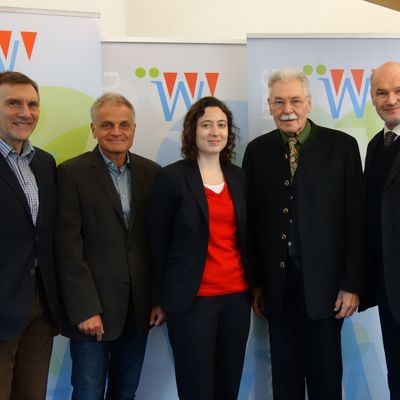 Bild vergr&ouml;&szlig;ern: 44 Jahre lang geh&ouml;rte Wolfgang Weigl (2.v.r.) aus Gerbrunn dem Naturschutzbeirat des Landkreises W&uuml;rzburg an. F&uuml;r dieses Engagement dankte ihm Landrat Eberhard Nu&szlig; (r.) im Beisein der Leiterin des Umweltamtes, Mara Hellstern (Mitte), sowie dem Leiter der Unteren Naturschutzbeh&ouml;rde am Landratsamt, Roland M&ouml;schle (l.) und dessen Stellvertreter Helmut Kirch (2.v.l.).