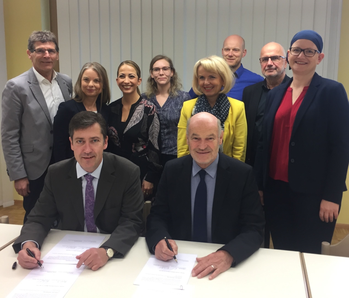 Bild vergr&ouml;&szlig;ern: Bild (v.l.n.r.): Landrat Thomas Schiebel, Regiopolregion Mainfranken Asa Petersson, Oberb&uuml;rgermeister Christian Schuchardt, Sozialreferentin H&uuml;lya D&uuml;ber, Integrationslotsin Laura Senger, Landr&auml;tin Tamara Bischof, Landrat Eberhard Nuss, Integrationslotse Tobias Goldmann (hinten), Integrationslotse Burkard Fuchs, Integrationslotsin Marion Stief.