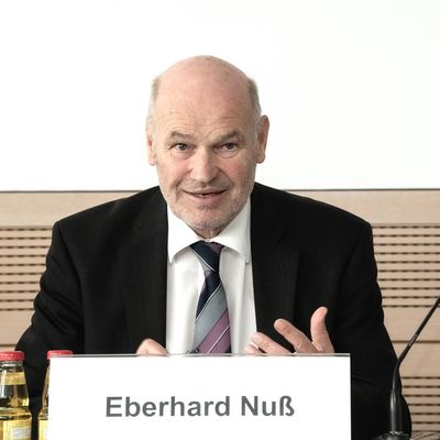 Landrat Eberhard Nuß sitzt hinter seinem Namensschild.