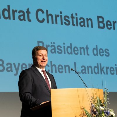 BLT-Präsident Christian Bernreiter steht am Rednerpult.