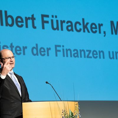 Staatsminister Albert Füracker am Rednerpult.