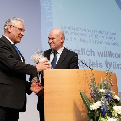 Innenminister Joachim Herrmann und Landrat Eberhard Nuß stehen zusammen auf der Bühne.