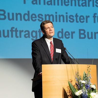 Parlamentarischer Staatssekretär Christian Hirte am Rednerpult.