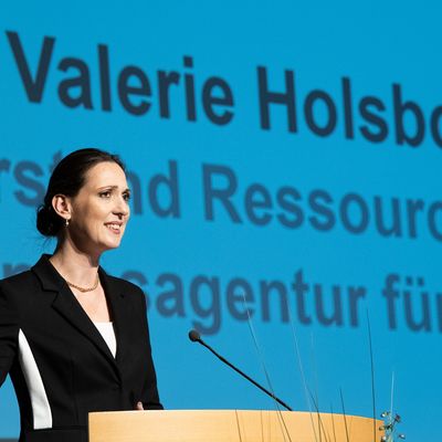 Valerie Holsboer, Bundesagentur für Arbeit, am Rednerpult.