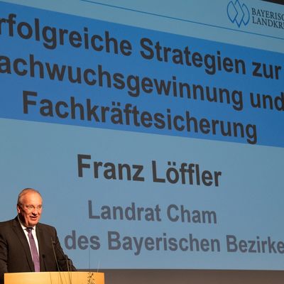 Franz Löffler, Präsident des Bayer. Bezirketages am Rednerpult.