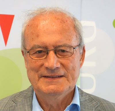 Bild vergrößern: Landrat Eberhard Nuß gratulierte Wolfgang Burgard zum 50.Dienstjubiläum. Er leitete das Medienzentrum des Landkreises vier Jahrzehnte und ist noch heute engagierter Mitarbeiter.