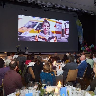 Das Publikum blickt auf die Leinwand-