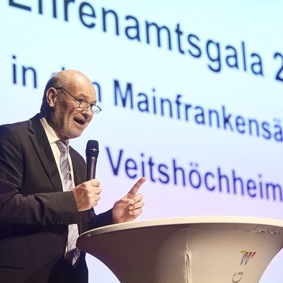 Landrat Eberhard Nu&szlig; stehet als Redner vor einem Rednerpult.