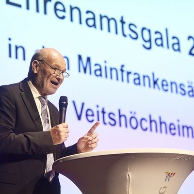 Landrat Eberhard Nuß stehet als Redner vor einem Rednerpult.