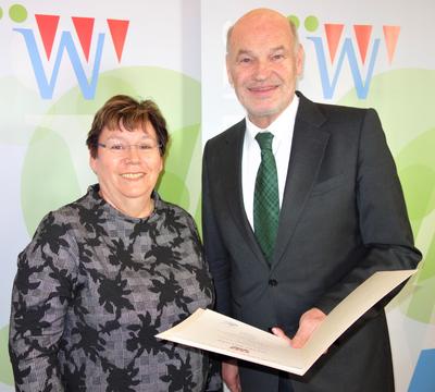 Bild vergr&ouml;&szlig;ern: 47 Jahre arbeitete Cornelia Bauer im Landratsamt. Nun verabschiedete Landrat Nu&szlig; sie in den Ruhestand.