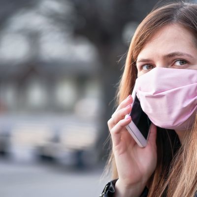 Frau trägt Mund-Nasen-Maske