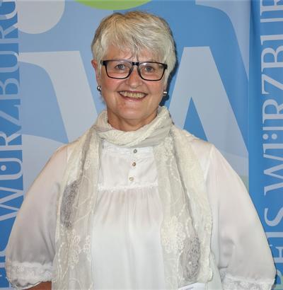 Bild vergr&ouml;&szlig;ern: Monika B&auml;tz konnte ihr 25. Dienstjubil&auml;um am Landratsamt W&uuml;rzburg feiern.