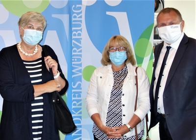 Bild vergr&ouml;&szlig;ern: So sehen frischgebackene Ruhest&auml;ndlerinnen aus: Angelika Sutanto (links) und Christa Neidhart (Mitte) wurden von Landrat Thomas Eberth in den Ruhestand verabschiedet.