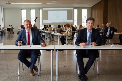 Landrat Thomas Eberth und Oberbürgermeister Christian Schuchardt unterzeichnen die Vereinbarung für den interkommunalen Ausschuss stadt.land.wü. 