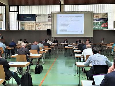 Aufmerksam verfolgten die B&uuml;rgermeister*innen der 52 Landkreisgemeinden die Pr&auml;sentation der Aufgabengebiete am Landratsamt W&uuml;rzburg. 