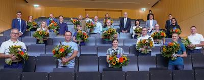 F&uuml;r das Gruppenbild versammelten sich die geehrten Besch&auml;ftigten des Uniklinikums W&uuml;rzburg mit den Laudatoren im H&ouml;rsaal des Deutschen Zentrums f&uuml;r Herzinsuffizienz.