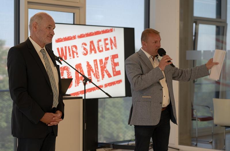 Bild vergrößern: Altlandrat Eberhard Nuß (links) und der amtierende Landrat Thomas Eberth dankten den UKW-Beschäftigten im Namen Würzburgs und der Region.