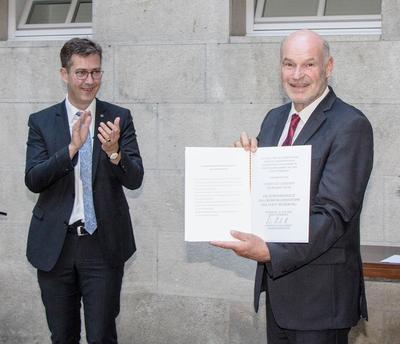 Langer Applaus auch vom Oberb&uuml;rgermeister f&uuml;r den Alt-Landrat. Christian Schuchardt &uuml;berreichte Eberhard Nu&szlig; die Ehrenmedaille des Oberb&uuml;rgermeisters.