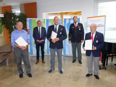 Für 25 Jahre ehrenamtlichen Einsatz beim Bayerischen Roten Kreuz wurden Günter Krämer (links), Walter Fehrenz (Mitte) und Herbert Klenk (rechts) ausgezeichnet. Landrat Thomas Eberth (2.v.l.) verlieh die Ehrungen im Beisein von BRK-Kreisbereitschaftsleiter