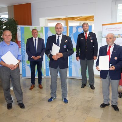 Für 25 Jahre ehrenamtlichen Einsatz beim Bayerischen Roten Kreuz wurden Günter Krämer (links), Walter Fehrenz (Mitte) und Herbert Klenk (rechts) ausgezeichnet. Landrat Thomas Eberth (2.v.l.) verlieh die Ehrungen im Beisein von BRK-Kreisbereitschaftsleiter