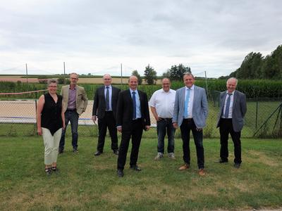 Bei ihrem Rundgang durch Gelchsheim machten (v.l.n.r.) Marktgemeinder&auml;tin Anita Langer, Kreisentwicklungschef Michael Dr&ouml;se, Rainer K&uuml;nzig, Leiter des Zentralen Steuerungs- und Service-Bereichs am Landratsamt, B&uuml;rgermeister Roland N&ouml;th, Martin Umscheid, L