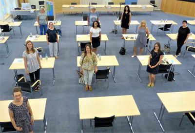 Auf Einladung von Carmen Schiller, kommunale Gleichstellungsbeauftragte des Landkreises W&uuml;rzburg (vorletzte Reihe, 2.v.l.), trafen sich die unterfr&auml;nkischen Gleichstellungsbeauftragten: Heide Wunder (Stadt Schweinfurt), Ute Suckf&uuml;ll (Landkreis Scheinfurt)