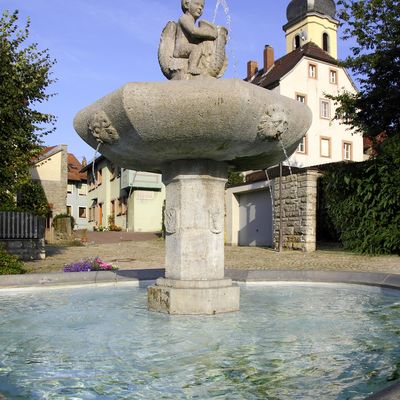Springbrunnen vor der Kirche in Kleinrinderfeld.