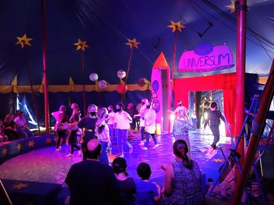 Die Kinder und Jugendlichen des Circus Wirbelwind zeigen bei der Aufführung in Kürnach, was sie in einer Woche gelernt haben.
