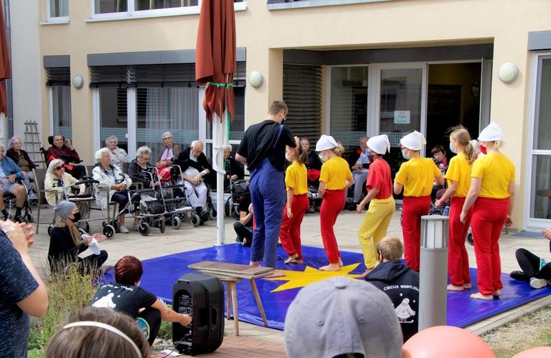Bild vergrößern: Die Kinder und Jugendlichen des Circus Wirbelwind zu Besuch im Seniorenzentrum Kürnach.